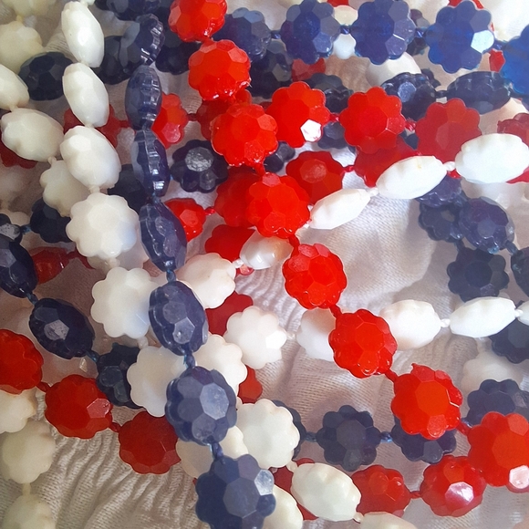 VTG Triple Strand Necklace Red White Blue Patriotic Lightweight Plastic 🇺🇸 - Picture 4 of 6